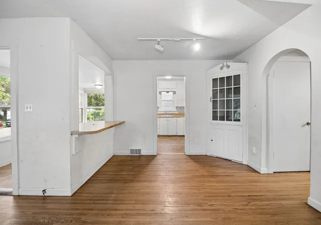 Photo 4 of Single family home for sale at 425 W Mulberry St, Kankakee, IL 60901 | MLS# 12791699 | Listing updated on 2026-10-28