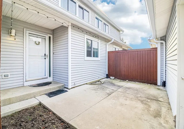 Photo 2 of Townhouse for sale at 335 Dogwood Ter, Buffalo Grove, IL 60089 | MLS# 12791719 | Listing updated on 2026-10-30