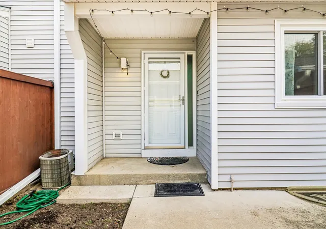 Photo 3 of Townhouse for sale at 335 Dogwood Ter, Buffalo Grove, IL 60089 | MLS# 12791719 | Listing updated on 2026-10-30