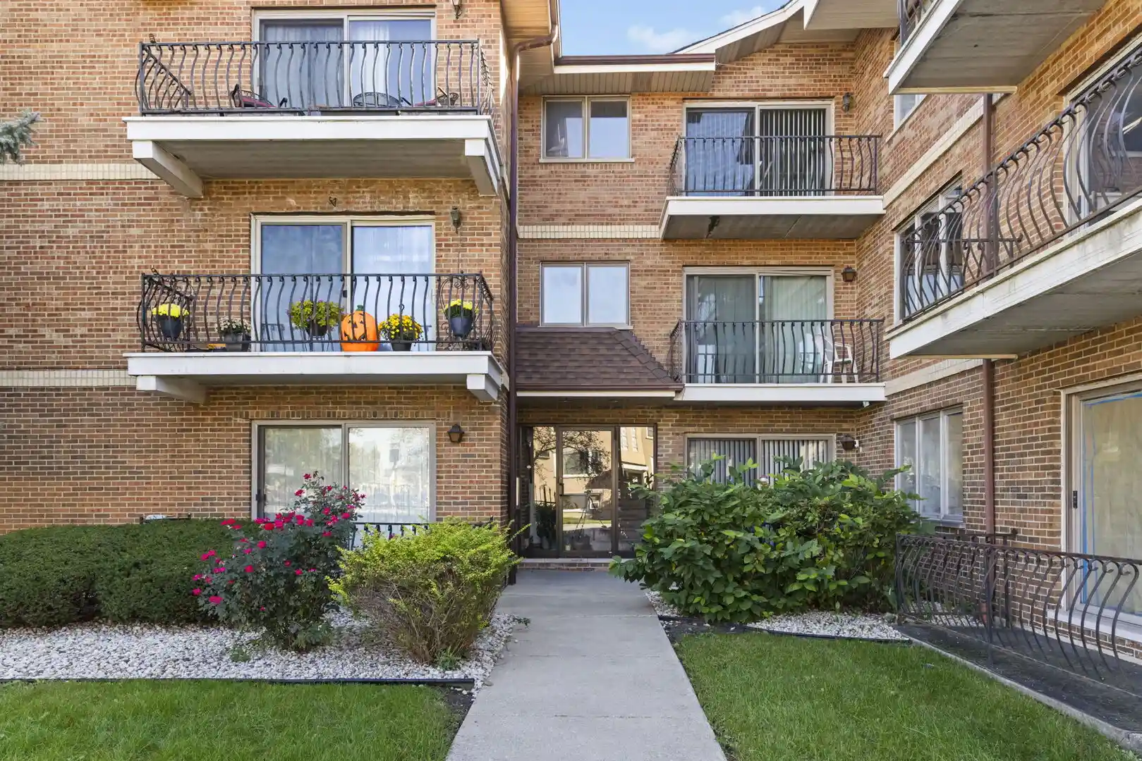 Listing Photo 2 - Condo for sale in 6305 S Nashville Ave located at 6305 S Nashville Ave, Chicago, IL 60638 - Unit #1N