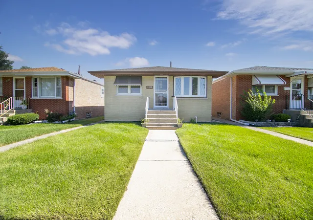 Photo 1 of Single family home for sale at 7805 Narragansett Ave, Burbank, IL 60459 | MLS# 12791767 | Listing updated on 2026-10-22