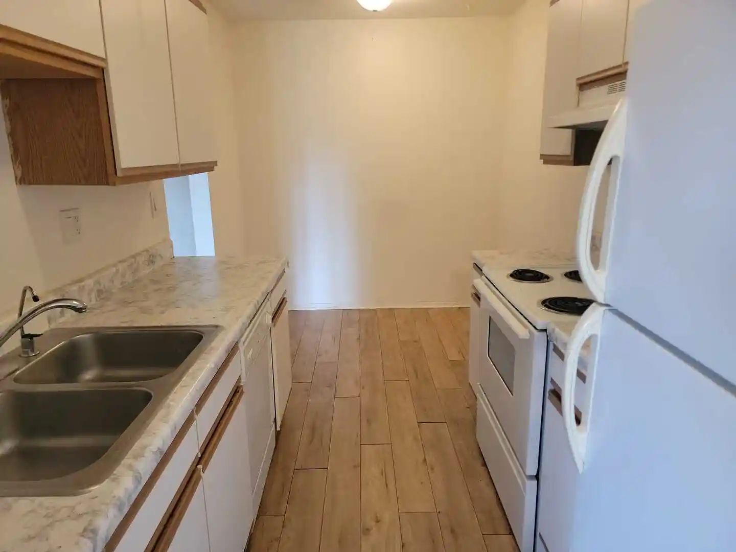 Listing Photo 2 - Condo for sale in 1810 Hemlock Pl located at 1810 Hemlock Pl, Schaumburg, IL 60173 - Unit #204