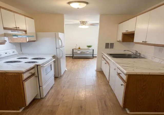 Listing Photo 4 - Condo for sale in building located at 1810 Hemlock Pl, Schaumburg, IL 60173 - Unit #204