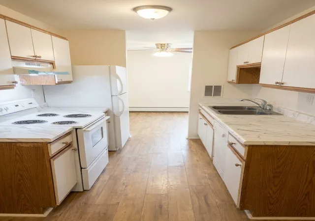 Listing Photo 5 - Condo for sale in building located at 1810 Hemlock Pl, Schaumburg, IL 60173 - Unit #204