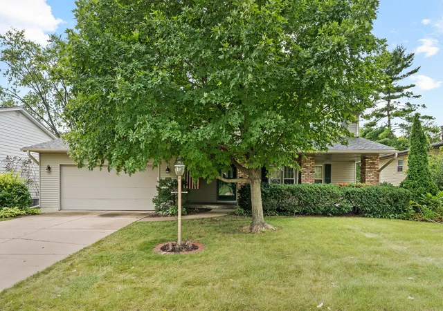 Photo 2 of Single family home for sale at 1223 Crow Crk Rd, Bettendorf, IA 52722 | MLS# 12791806 | Listing updated on 2026-10-22