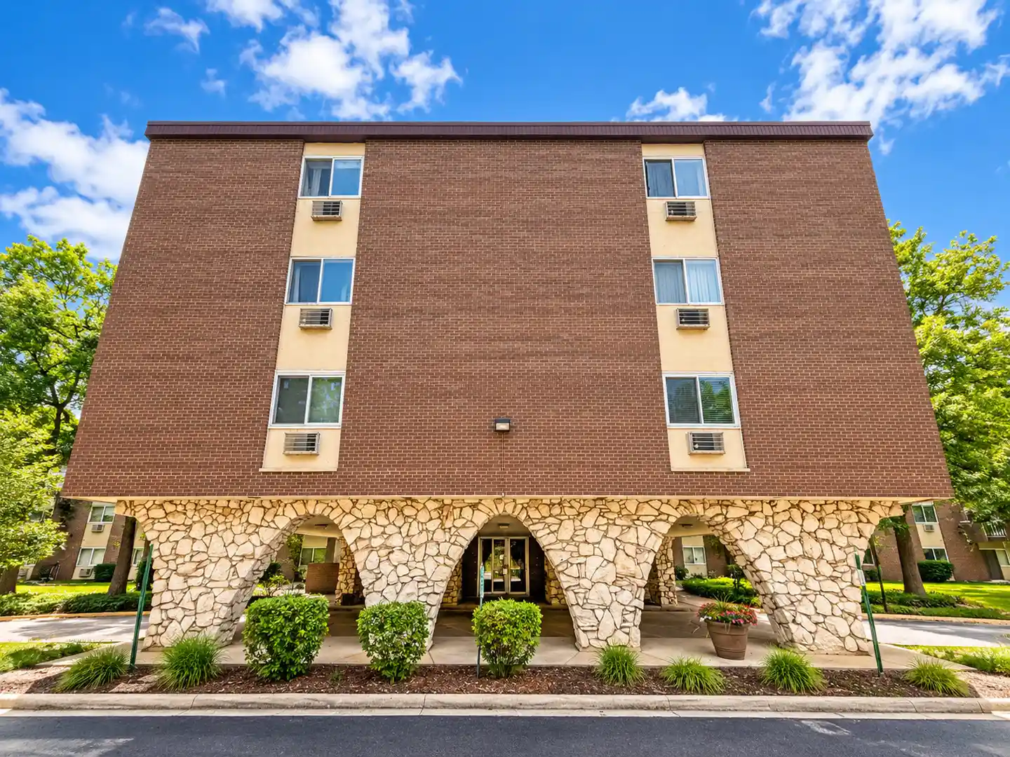 Listing Photo 1 - Condo for sale in 1321 S Finley Rd located at 1321 S Finley Rd, Lombard, IL 60148 - Unit #312