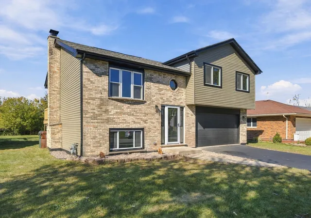 Photo 3 of Single family home for sale at 22042 Scott Dr, Richton Park, IL 60471 | MLS# 12791816 | Listing updated on 2026-10-22