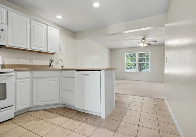 Photo 4 of Townhouse for sale at 1614 Belclare Rd, Normal, IL 61761 | MLS# 12791818 | Listing updated on 2026-10-22