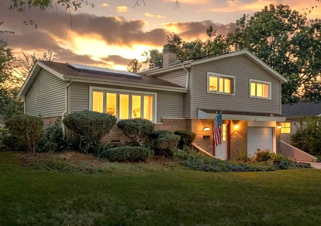 Photo 2 of Single family home for sale at 9137 W 91st Place, Hickory Hills, IL 60457 | MLS# 12791834 | Listing updated on 2026-10-22