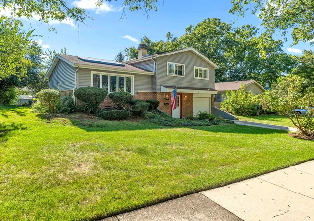 Photo 3 of Single family home for sale at 9137 W 91st Place, Hickory Hills, IL 60457 | MLS# 12791834 | Listing updated on 2026-10-22