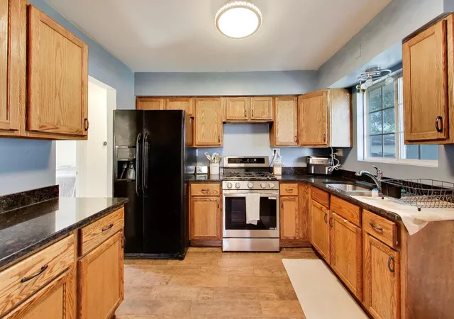 Photo 4 of Single family home for sale at 1721 W Illinois Ave, Aurora, IL 60506 | MLS# 12791918 | Listing updated on 2026-10-22