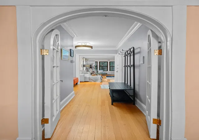 Listing Photo 4 - Condo for sale in building located at 2037 W Morse Ave, Chicago, IL 60645 - Unit #1