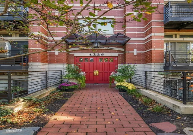 Listing Photo 4 - Condo for sale in building located at 4226 N Ashland Ave, Chicago, IL 60613 - Unit #4A