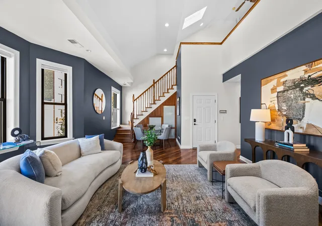 Photo 2 of Condo for sale at 555 W Briar Pl #302, Chicago, IL 60657 | MLS# 12792016 | Listing updated on 2026-10-22