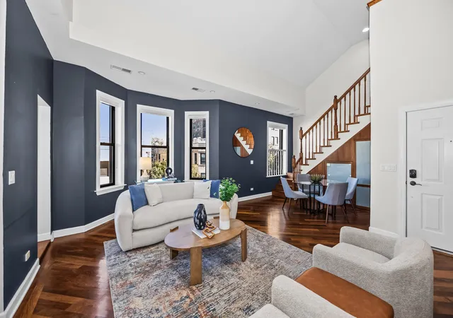 Photo 3 of Condo for sale at 555 W Briar Pl #302, Chicago, IL 60657 | MLS# 12792016 | Listing updated on 2026-10-22