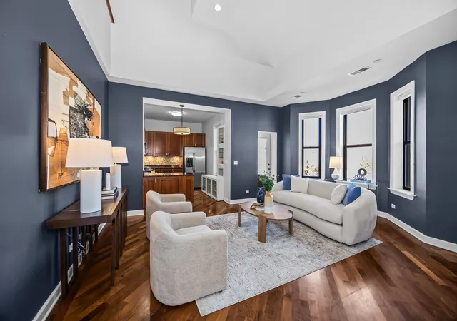 Listing Photo 4 - Condo for sale in building located at 555 W Briar Pl, Chicago, IL 60657 - Unit #302
