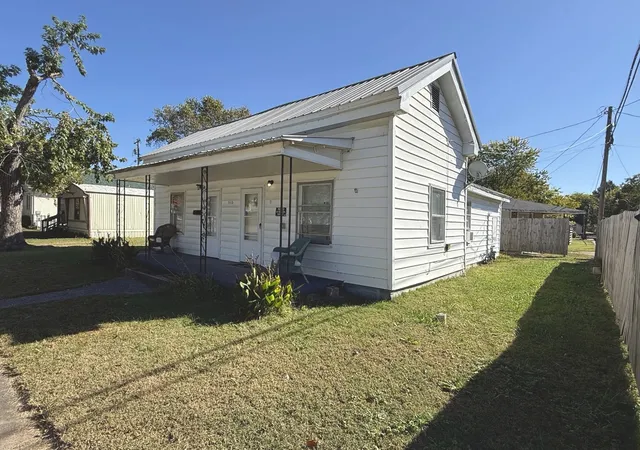 Photo 1 of Single family home for sale at 712 Catherine St, Metropolis, IL 62960 | MLS# 12792052 | Listing updated on 2026-10-28
