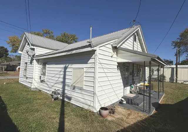 Photo 2 of Single family home for sale at 712 Catherine St, Metropolis, IL 62960 | MLS# 12792052 | Listing updated on 2026-10-28