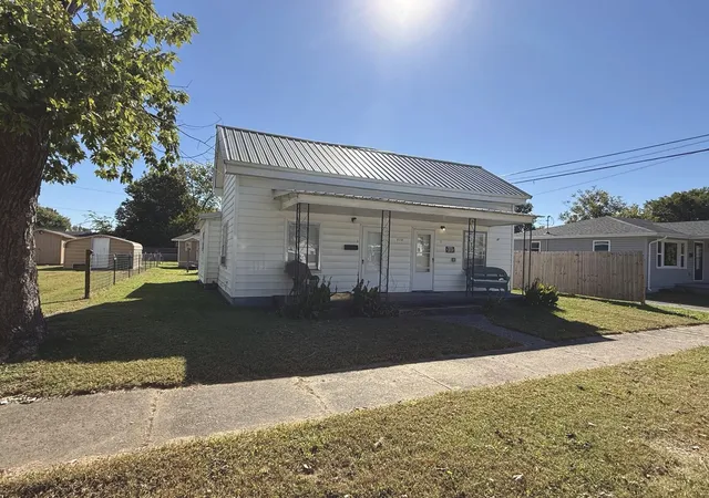Photo 3 of Single family home for sale at 712 Catherine St, Metropolis, IL 62960 | MLS# 12792052 | Listing updated on 2026-10-28