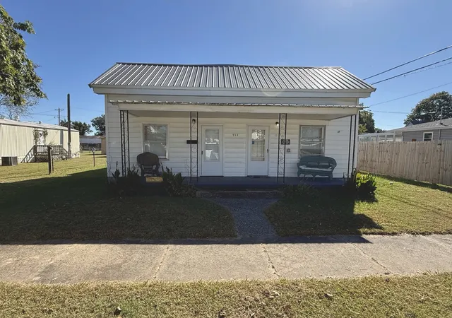 Photo 4 of Single family home for sale at 712 Catherine St, Metropolis, IL 62960 | MLS# 12792052 | Listing updated on 2026-10-28