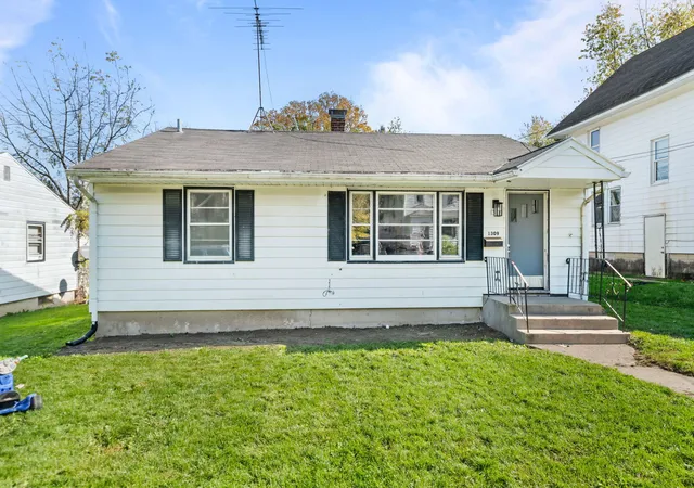 Photo 3 of Single family home for sale at 1309 S Float Ave, Freeport, IL 61032 | MLS# 12792075 | Listing updated on 2026-10-27