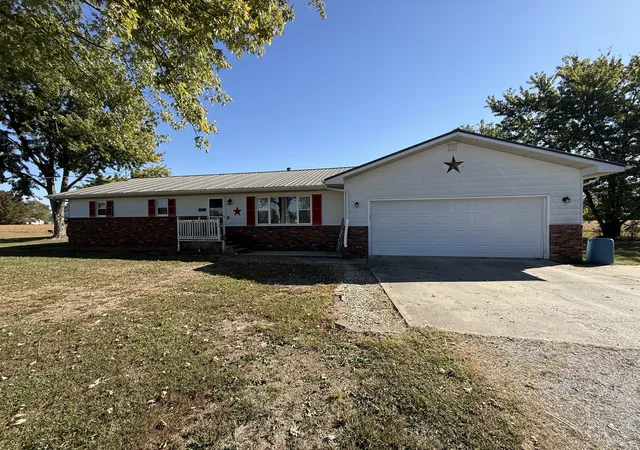 Photo 1 of Single family home for sale at 600 S Spruce St, Patoka, IL 62875 | MLS# 12792077 | Listing updated on 2026-10-28
