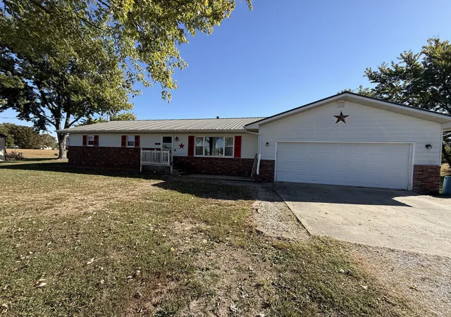 Photo 2 of Single family home for sale at 600 S Spruce St, Patoka, IL 62875 | MLS# 12792077 | Listing updated on 2026-10-28