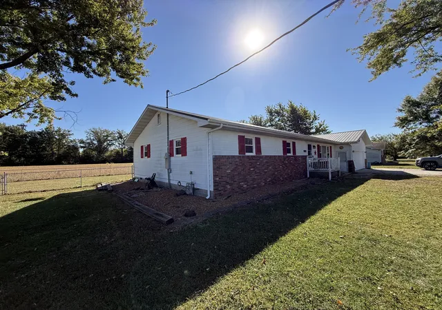 Photo 3 of Single family home for sale at 600 S Spruce St, Patoka, IL 62875 | MLS# 12792077 | Listing updated on 2026-10-28