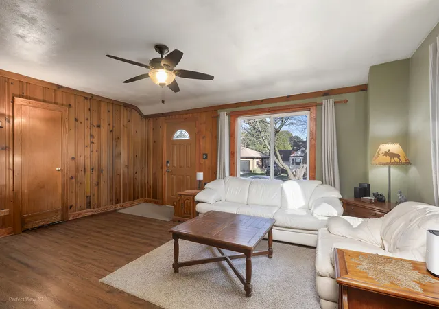 Photo 2 of Single family home for sale at 164 S Du Bois Ave, Elgin, IL 60123 | MLS# 12792100 | Listing updated on 2026-10-23