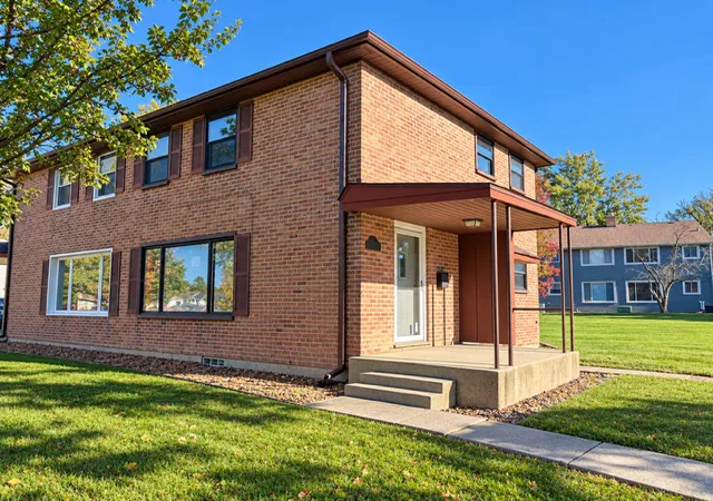 Townhouse for sale at 305 Dogwood St, Park Forest, IL 60466 | MLS# 12792103
