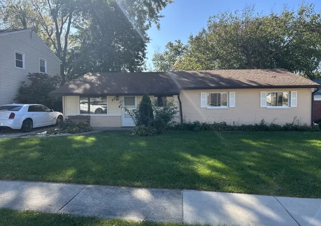 Single family home for sale at 85 Glen Hl Dr, Glendale Heights, IL 60139 | MLS# 12792122