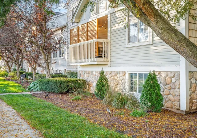 Photo 2 of Townhouse for sale at 1962 Middlebury Dr, Aurora, IL 60503 | MLS# 12792168 | Listing updated on 2026-10-22