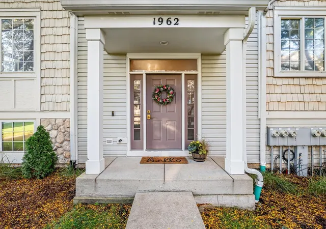 Photo 3 of Townhouse for sale at 1962 Middlebury Dr, Aurora, IL 60503 | MLS# 12792168 | Listing updated on 2026-10-22