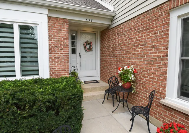 Photo 2 of Townhouse for sale at 636 Stirling Ln #K, Prospect Heights, IL 60070 | MLS# 12792197 | Listing updated on 2026-10-22
