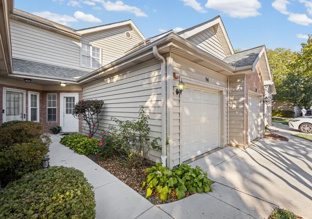 Photo 2 of Townhouse for sale at 94 Golfview Dr, Glendale Heights, IL 60139 | MLS# 12792247 | Listing updated on 2026-10-23