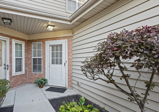 Photo 3 of Townhouse for sale at 94 Golfview Dr, Glendale Heights, IL 60139 | MLS# 12792247 | Listing updated on 2026-10-23