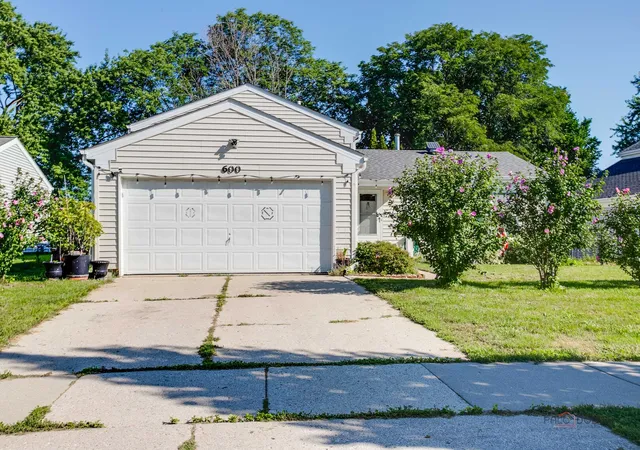 Single family home for sale at 600 Thompson Blvd, Buffalo Grove, IL 60089 | MLS# 12792260