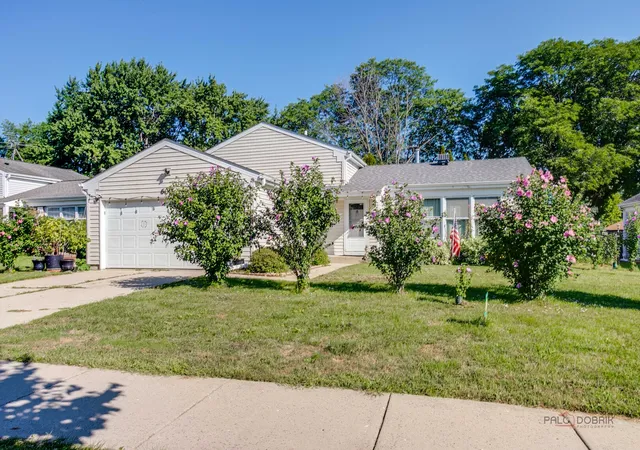 Photo 1 of Single family home for sale at 600 Thompson Blvd, Buffalo Grove, IL 60089 | MLS# 12792260 | Listing updated on 2026-10-23