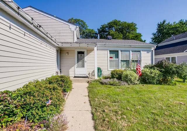 Photo 2 of Single family home for sale at 600 Thompson Blvd, Buffalo Grove, IL 60089 | MLS# 12792260 | Listing updated on 2026-10-23
