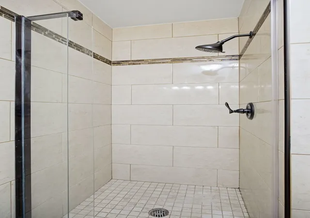 Photo 4 of Condo for sale at 6157 N Sheridan Rd #6G, Chicago, IL 60660 | MLS# 12792263 | Listing updated on 2026-10-29