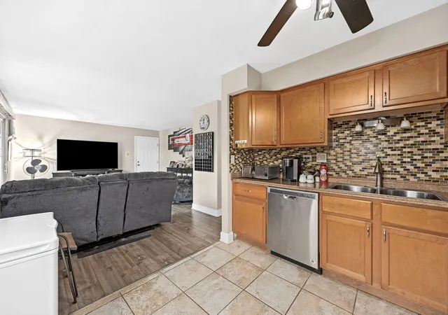 Photo 3 of Condo for sale at 4809 Engle Rd #1C, Alsip, IL 60803 | MLS# 12792280 | Listing updated on 2026-10-22