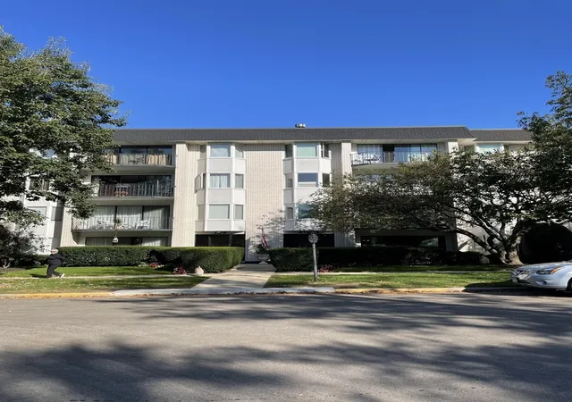 Photo 1 of Condo for sale at 235 Ridge Rd #3G, Wilmette, IL 60091 | MLS# 12792288 | Listing updated on 2026-10-28