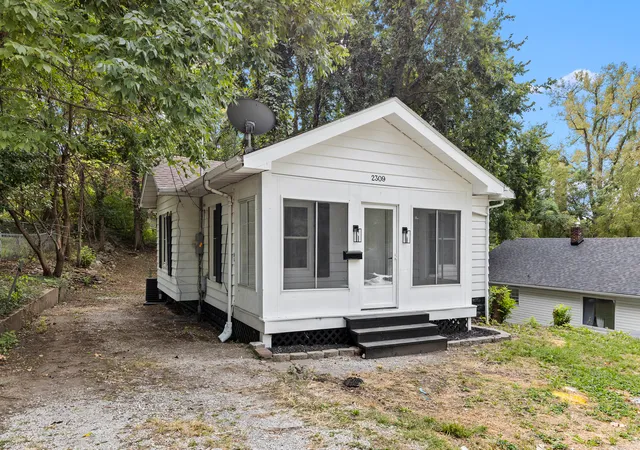 Photo 1 of Single family home for sale at 2309 Judson Ave, Alton, IL 62002 | MLS# 12792314 | Listing updated on 2026-10-22
