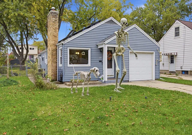 Photo 1 of Single family home for sale at 124 S Commonwealth Ave, Elgin, IL 60123 | MLS# 12792321 | Listing updated on 2026-10-29