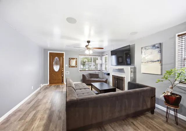 Photo 3 of Single family home for sale at 124 S Commonwealth Ave, Elgin, IL 60123 | MLS# 12792321 | Listing updated on 2026-10-29