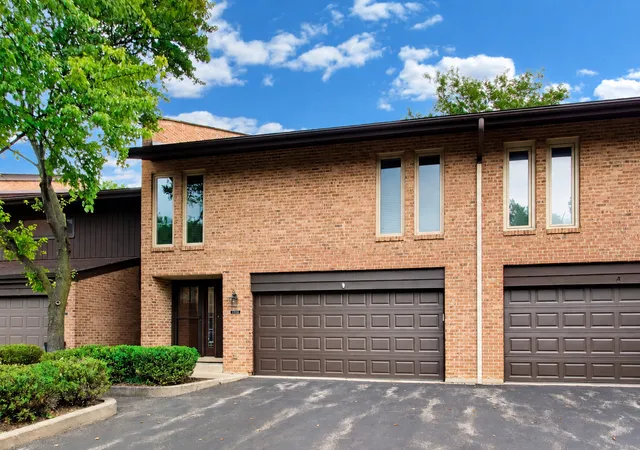 Photo 2 of Townhouse for sale at 1712 Wildberry Dr #B, Glenview, IL 60025 | MLS# 12792329 | Listing updated on 2026-10-22
