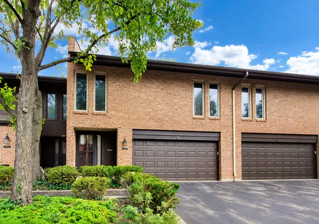 Photo 3 of Townhouse for sale at 1712 Wildberry Dr #B, Glenview, IL 60025 | MLS# 12792329 | Listing updated on 2026-10-22