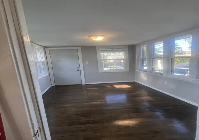 Photo 2 of Single family home for sale at 915 N Vine St, Joliet, IL 60435 | MLS# 12792334 | Listing updated on 2026-10-23