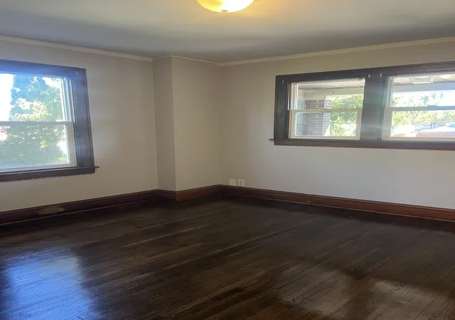 Photo 4 of Single family home for sale at 915 N Vine St, Joliet, IL 60435 | MLS# 12792334 | Listing updated on 2026-10-23