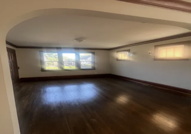 Photo 3 of Single family home for sale at 915 N Vine St, Joliet, IL 60435 | MLS# 12792334 | Listing updated on 2026-10-23